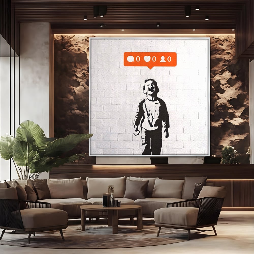 Tablou canvas cu tablou canvas cu copil si elemente de social media, in rama de aluminiu argintiu, pe perete intr-un birou
